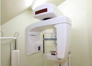 治療説明を行う診療チェア